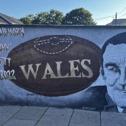 a-special-mural-paying-tribute-to-phil-bennett-is-unveiled-in-llanelli