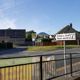 Talgarth_town_centre_road.jpg