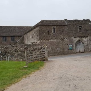 tretower_court_3