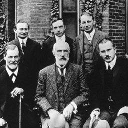 Hall_Freud_Jung_in_front_of_Clark_1909.jpg