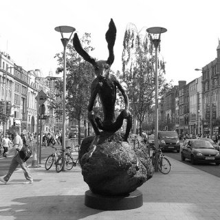800px-Barry-flanagan-sculpture.JPG.jpg