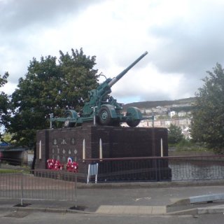 The_Monument_to_the_Air_Defence_of_Swansea_1939-1945_-_geograph.org.uk_-_498182.jpg