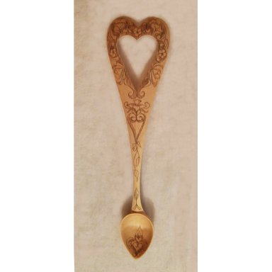 Pierced Heart lovespoon with Kolrosed daffodils and hearts – in Basswood