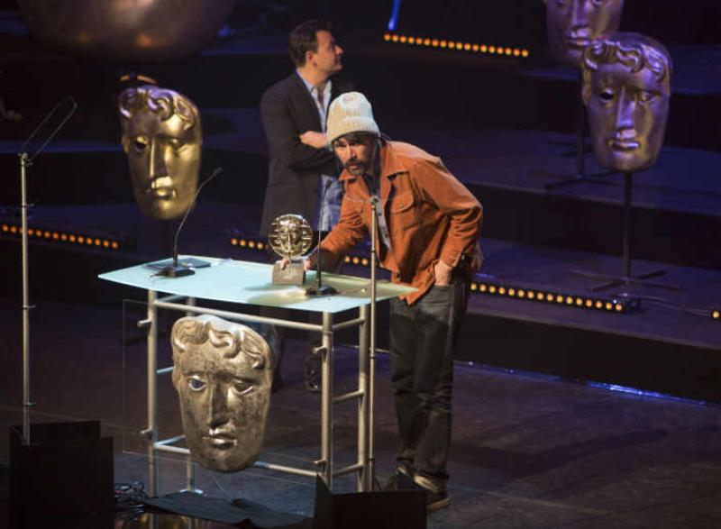 Gruff Rhys accepts award