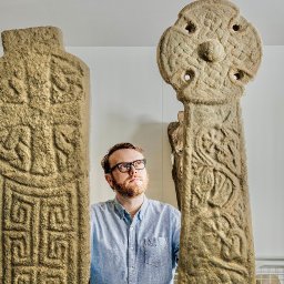 huw-stephens-proves-to-be-a-delightfully-curious-presenter-on-the-story-of-welsh-art