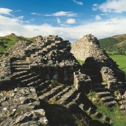 the-800-year-old-medieval-castle-tucked-away-on-a-rocky-hillfort-in-snowdonia