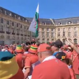 watch-hundreds-of-wales-fans-take-part-in-giant-flashmob-in-bordeaux