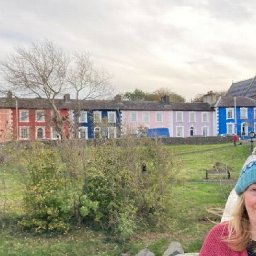 i-went-to-the-welsh-seaside-town-full-of-colourful-cottages-which-isnt-tenby
