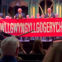 watch-welsh-choir-teaches-americans-to-pronounce-llanfairpg