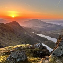 the-awe-inspiring-images-of-magical-sunrise-on-yr-wyddfa